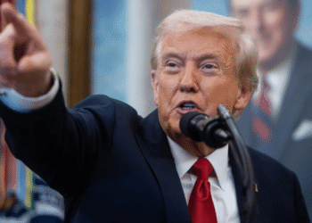 Trump suspende financiación a Colombia y llama “matón” a Petro