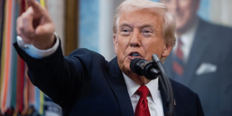 Trump suspende financiación a Colombia y llama “matón” a Petro