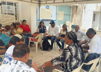 Docentes completan una semana de protesta frente al FOMAG en Riohacha por deficiencias en el servicio de salud