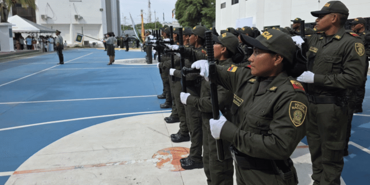 37 jóvenes guajiros juraron bandera como nuevos auxiliares de Policía en Riohacha