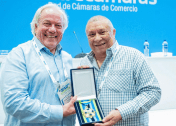 Presidente de la Cámara de Comercio de La Guajira recibe Medalla al Mérito Cameral en Congreso de Confecámaras