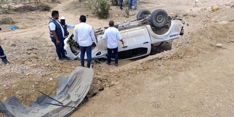 Accidente en la vía Uribia–Puerto Bolívar dejó una camioneta volcada y una mujer lesionada