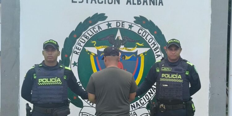 Capturan en Albania a hombre con varias dosis de estupefacientes