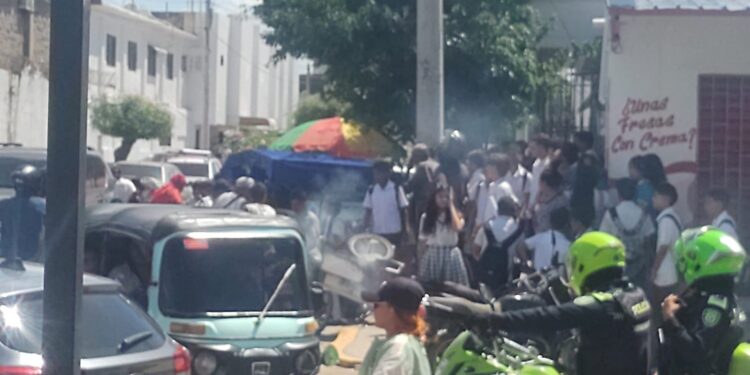 Camioneta de organismo internacional arrolló a cuatro estudiantes y una mujer frente a colegio en Maicao