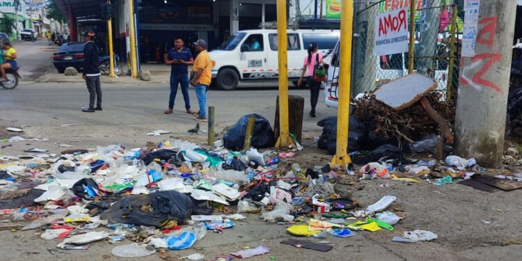 Ciudadanos denuncian acumulación de basura y abandono en la Calle 14 de Riohacha