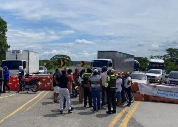 Familiares de víctimas del incendio en Fundación bloquean la Troncal del Oriente por demoras en indemnizaciones