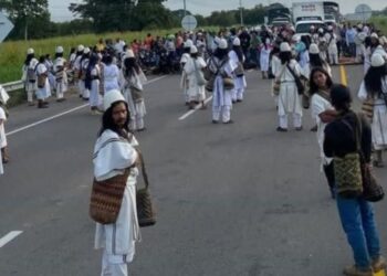 Indígenas arhuacos bloquean la vía Valledupar – Bosconia para exigir presencia del Ministerio del Interior