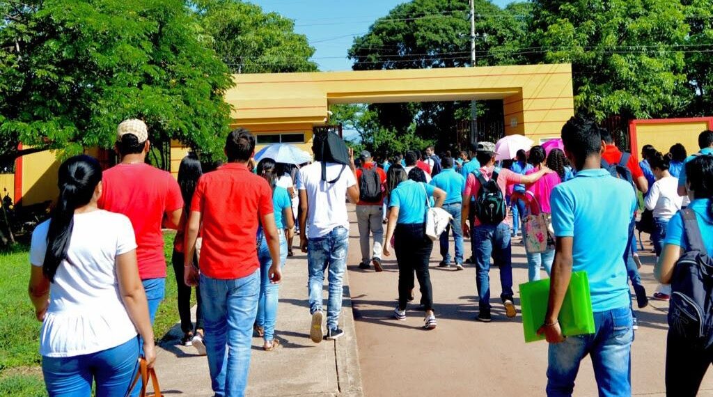 Las piedras que le tiran a un roble