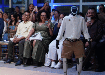 Barranquilla Fashion Week 2025 deslumbra al mundo con el primer robot modelo en una pasarela latinoamericana