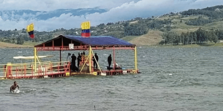 Tragedia en el Lago Calima: una persona murió y otra sigue desaparecida tras volcamiento de embarcación