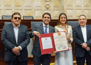 Julieth Marcela Peraza recibe la Orden de la Democracia “Simón Bolívar” por su aporte al folclor y la cultura del Caribe