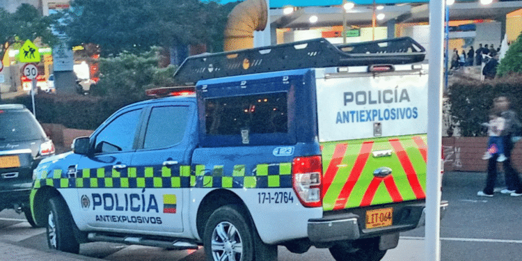 Investigan hallazgo de petardos en tres tiendas Falabella de Bogotá