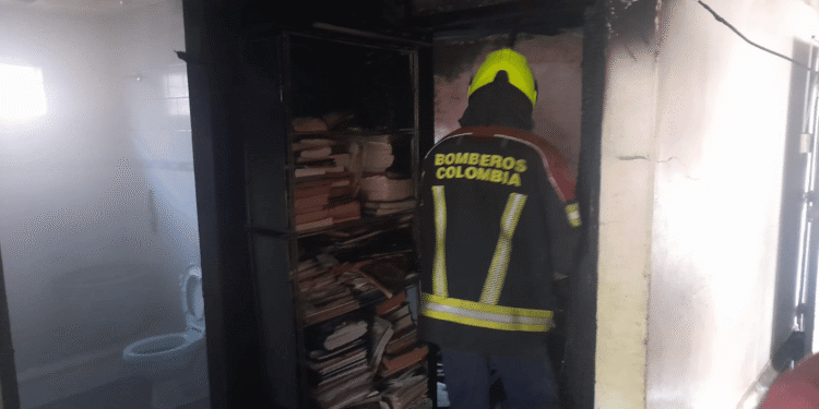 Incendio destruye una habitación en vivienda de Villanueva; se presume cortocircuito como causa