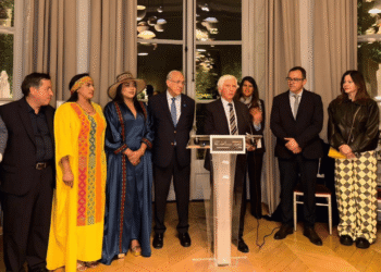 El arte wayuu de La Guajira deslumbra en París gracias a la gestión de Martha Peralta Epieyú