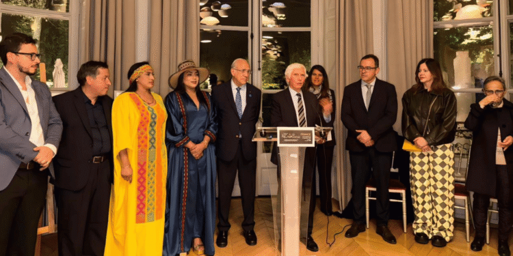 El arte wayuu de La Guajira deslumbra en París gracias a la gestión de Martha Peralta Epieyú