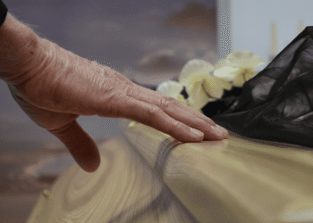 Mujer es encontrada con vida dentro de un ataúd en templo de Tailandia antes de ser cremada