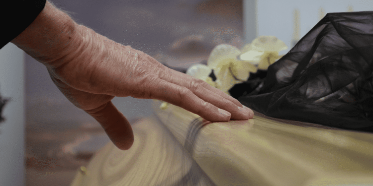 Mujer es encontrada con vida dentro de un ataúd en templo de Tailandia antes de ser cremada