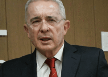 Álvaro Uribe advierte que Colombia corre riesgo de bombardeos por “albergar terroristas”