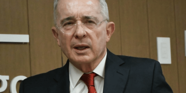 Álvaro Uribe advierte que Colombia corre riesgo de bombardeos por “albergar terroristas”