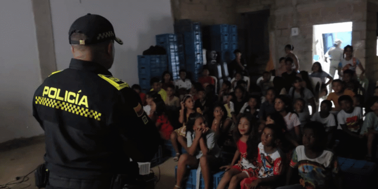 Policía Nacional refuerza la prevención del ciberacoso con jornada pedagógica para niños, niñas y adolescentes en Riohacha