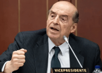 Fiscalía solicitará imputación contra Álvaro Leyva por presuntas irregularidades en la licitación de pasaportes