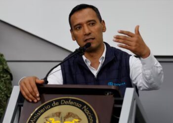 El ministro que bombardea con humo