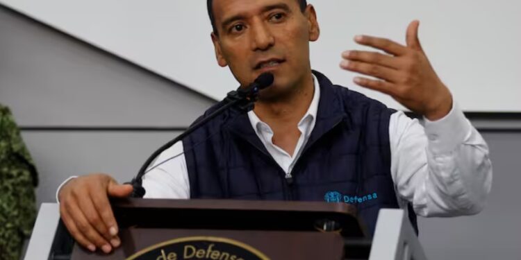 El ministro que bombardea con humo