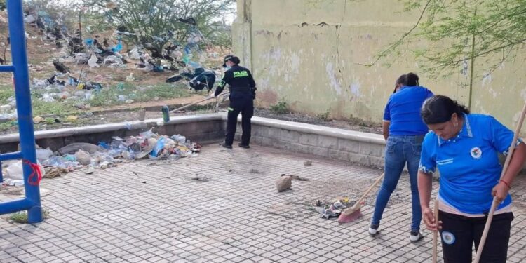 Policía Comunitaria de Uribia lidera jornada de convivencia y limpieza