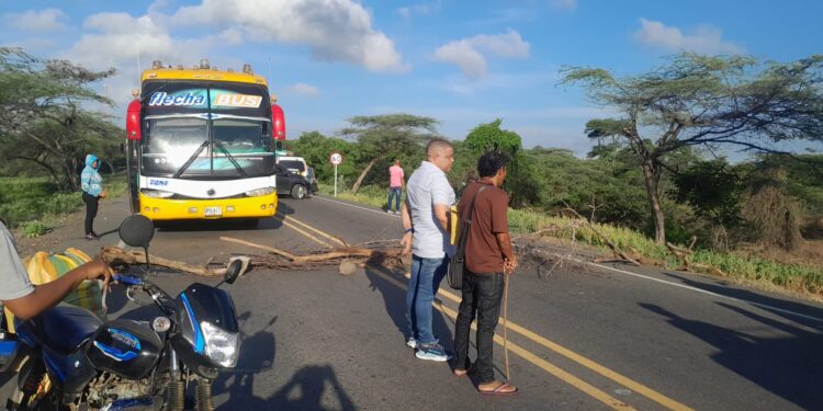 Comunidad bloquea la vía Riohacha–Maicao para exigir cumplimiento de acuerdos tras atentado al peaje de Alto Pino