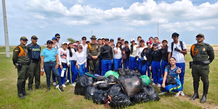 Realizan jornada de limpieza y conciencia ambiental en las playas de Riohacha