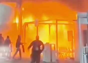 Voraz incendio obliga a evacuar área de negociaciones de la COP30 en Belém, Brasil