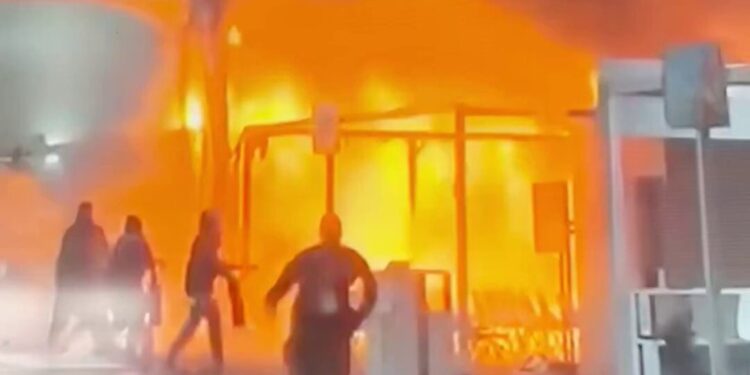 Voraz incendio obliga a evacuar área de negociaciones de la COP30 en Belém, Brasil