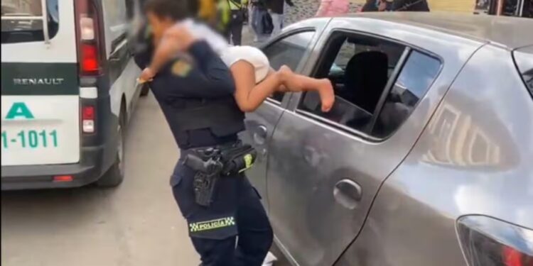 Niño de dos años fue rescatado en Bogotá tras permanecer más de siete horas encerrado en un carro