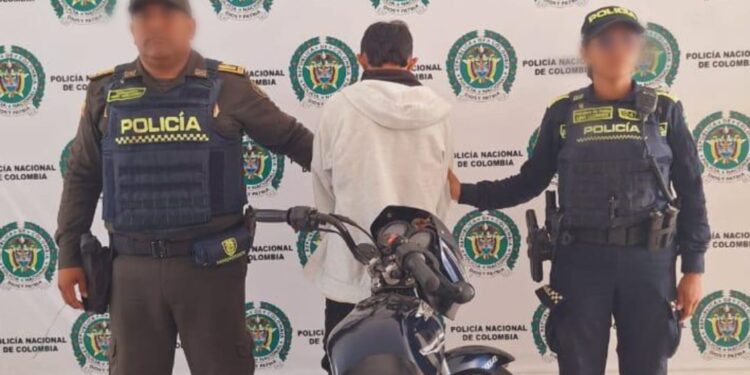 Capturan en Riohacha a motociclista que presentó licencia de tránsito falsa durante control policial