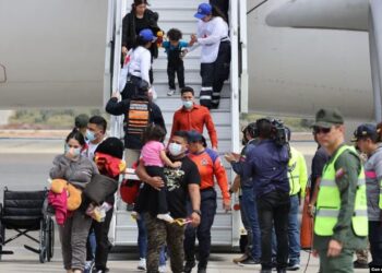 Venezuela recibe a 200 migrantes repatriados desde Estados Unidos, incluidos 13 niños