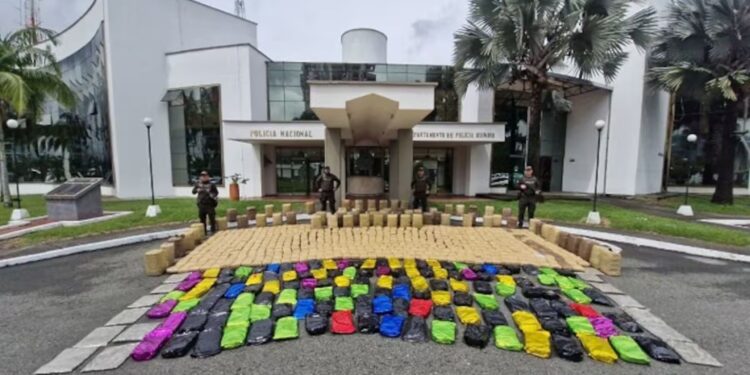 Incautan 1,2 toneladas de marihuana ocultas en un camión cargado de banano en la vía La Paila–Armenia