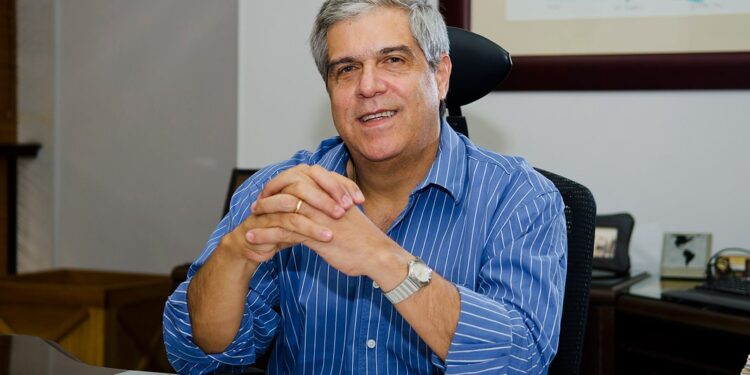 Ramón Dávila Martínez: 40 años de liderazgo y legado empresarial en Gases del Caribe