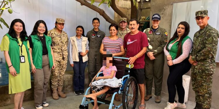 Fuerzas Militares entregan sillas de ruedas a menores de edad con discapacidad en La Guajira