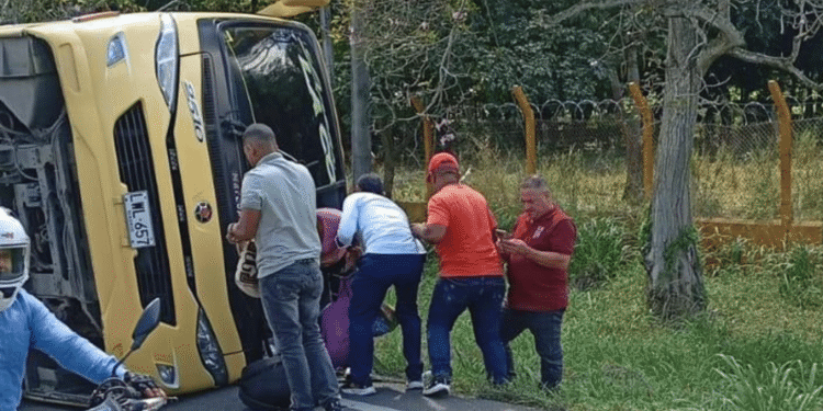 Bus intermunicipal de La Costeña se volcó en la Vía La Cordialidad, a la altura de Campeche