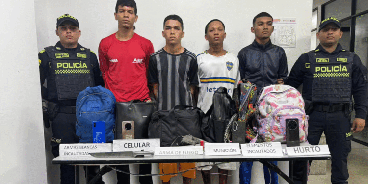 Capturan a cuatro hombres y aprehenden a un adolescente tras hurto a pasajeros de bus en Soledad