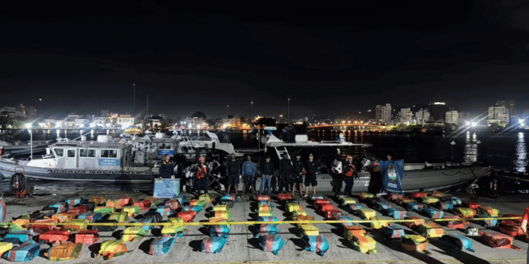 Armada incauta más de 2,6 toneladas de cocaína a 90 millas náuticas de Barranquilla