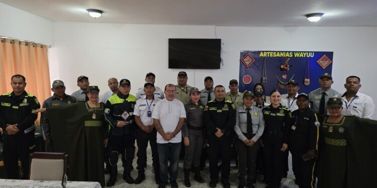 Policía Guajira entrega 20 reconocimientos a empresas y guardas por su aporte a la seguridad en el departamento