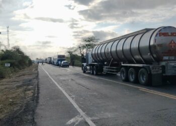 Dos bloqueos simultáneos paralizan la vía Riohacha–Maicao