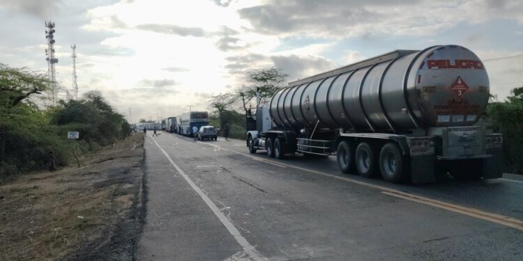 Dos bloqueos simultáneos paralizan la vía Riohacha–Maicao