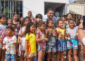 Alcalde de Riohacha entrega vivienda a familia que lo acogió en la comuna 10