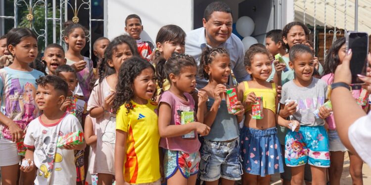 Alcalde de Riohacha entrega vivienda a familia que lo acogió en la comuna 10