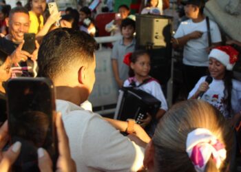 Por sexta vez, Jorge Celedón entregó más de 2.000 regalos a niños en Villanueva