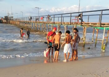 Salvavidas rescatan a dos menores arrastrados por la corriente tras lanzarse del muelle de Riohacha