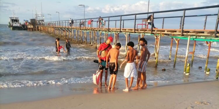 Salvavidas rescatan a dos menores arrastrados por la corriente tras lanzarse del muelle de Riohacha