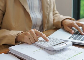 Reforma pensional prevé reducción progresiva de semanas para mujeres desde 2026